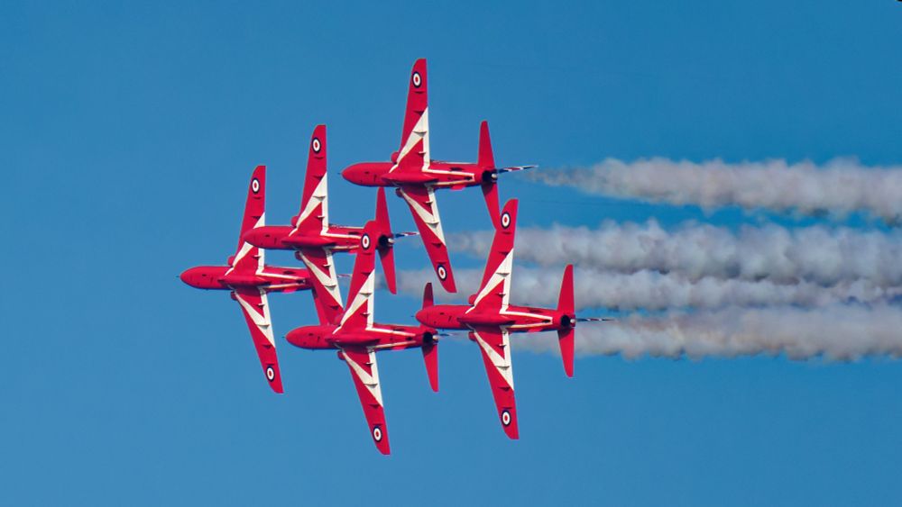 A photo of five aircraft from the Red Arrows in tight formation trailing white smoke in a blue sky.
Olympus E-M1MarkII
LEICA DG 100-400/F4.0-6.3
@ƒ/7.1 400.0 mm 1/1000s ISO200