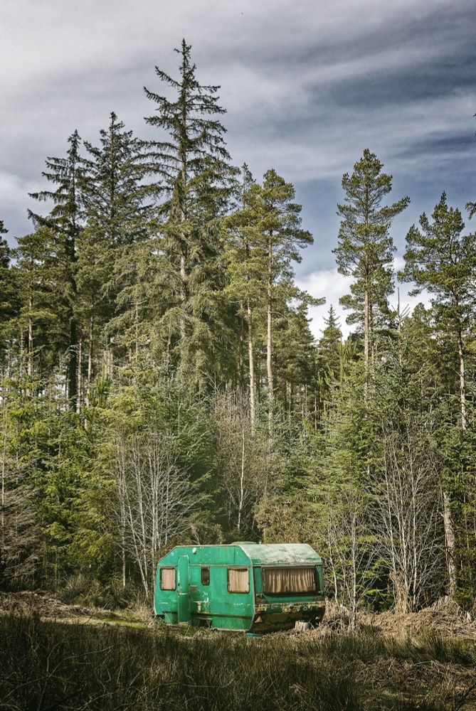 A dilapidated green caravan with closed yellow curtains, sat in a pine woodland clearing , cloudy skies above.
OM Digital Solutions OM-1
OLYMPUS M.12-100mm F4.0
@ƒ/4.0 24.0 mm 1/12800s ISO2500

