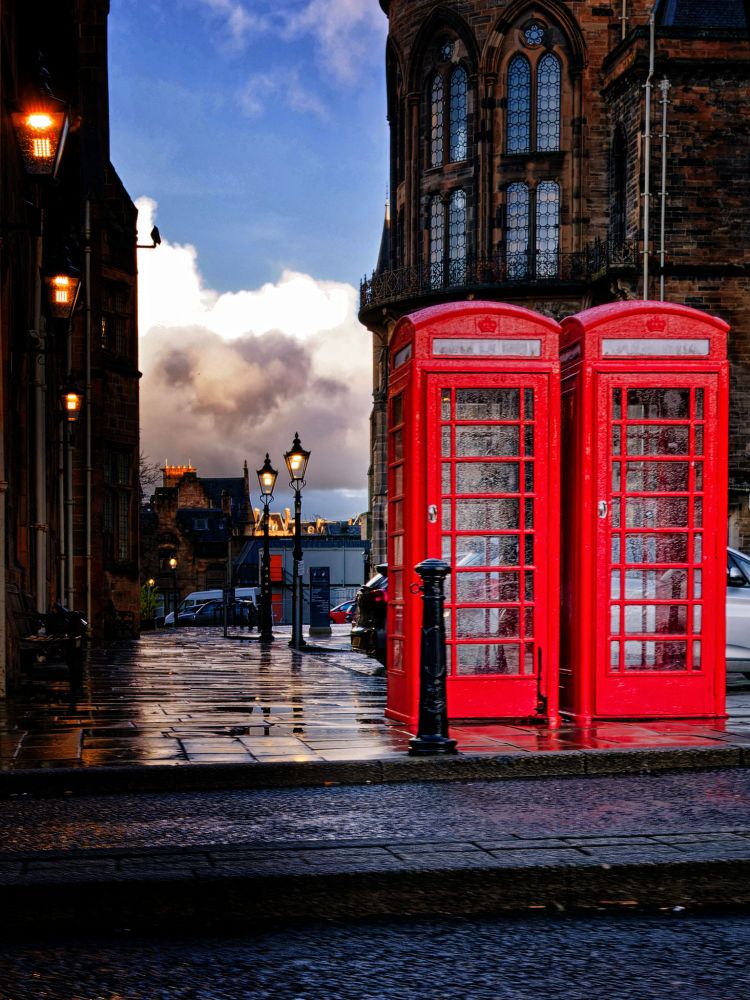 A photo of two red telephone boxes outside Glasgow university, with wet paving stones and a blue sky with white cloud behind.
OM Digital Solutions OM-1, OLYMPUS M.12-100mm F4.0
@ƒ/9.0 18.0mm 1/60s ISO400
