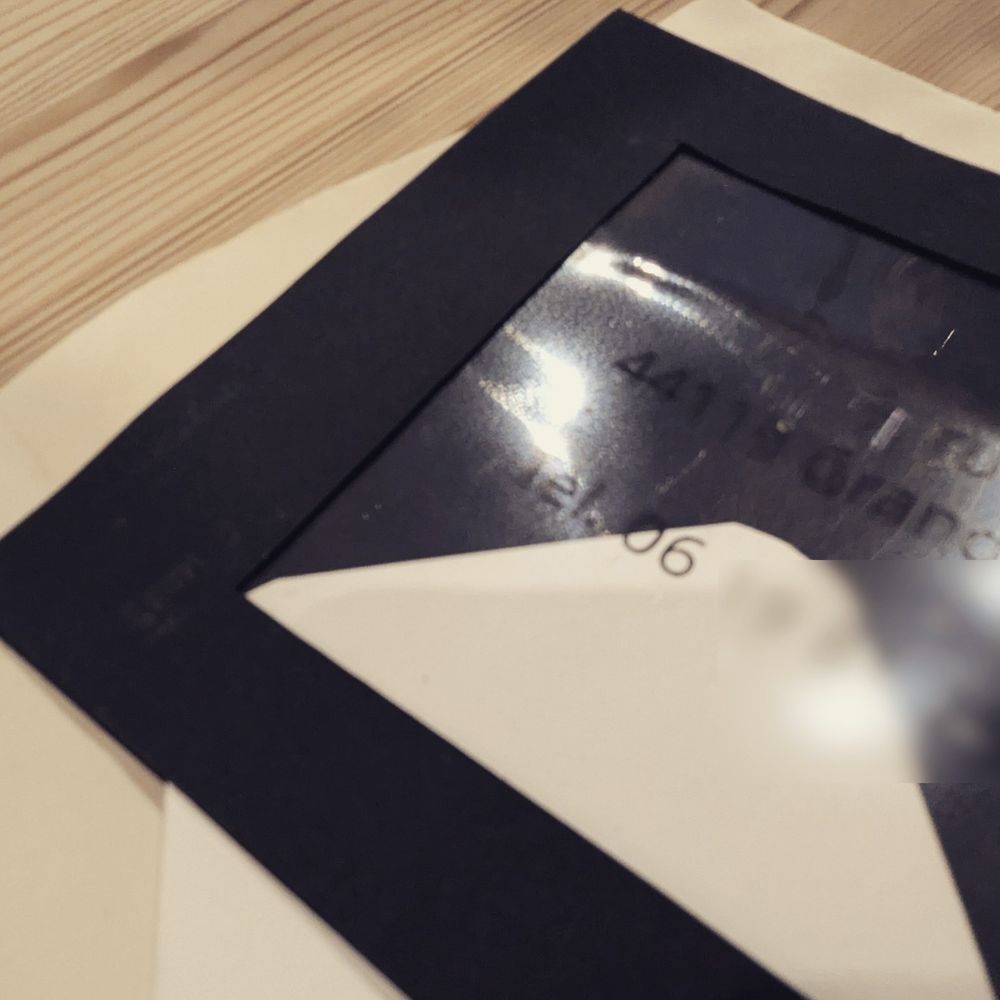 Autre secret, texte en noir sur fond noir, il faut passer la partie blanche de la loupe sous le texte pour découvrir le texte.