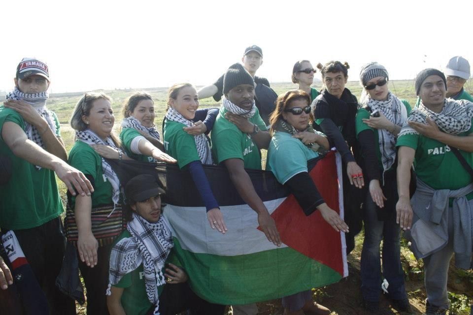 Photo d'une dizaine de militants Europalestine faisant une quenelle, à Gaza