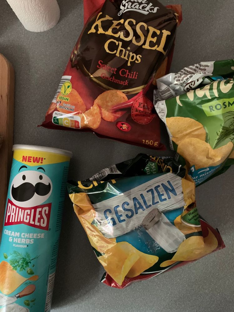 aldi kessel chips sweet chili, chipsfrisch gesalzen, naturals rosmarin, pringels cream cheese & herbs