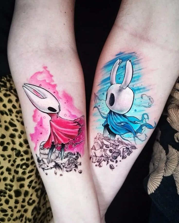 Tatouages d'Hornet et du Chevalier (Hollow Knight) qui se font face, avec leurs couleurs respectives (rouge/rose et bleu) qui les entoure