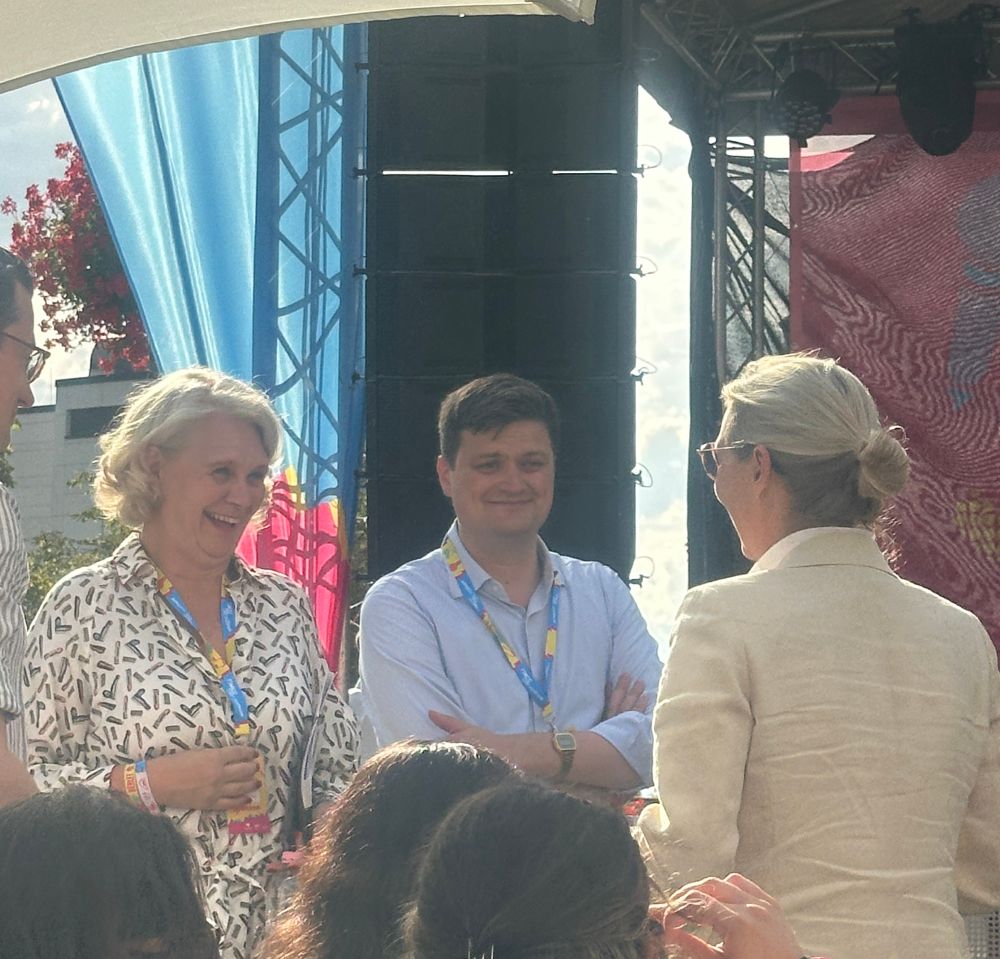 Ludwig, Tichy und Weidel lächelnd im Gespräch 
