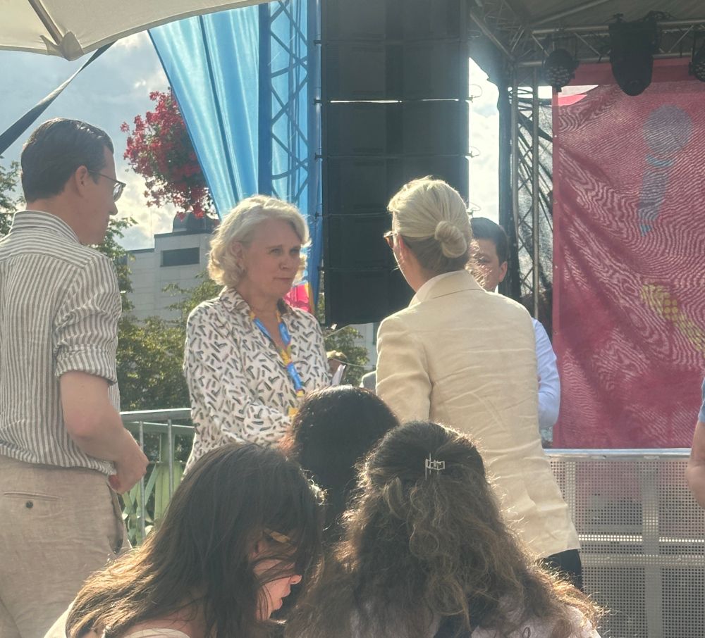 Ludwig und Weidel schütteln sich die Hand und reden 