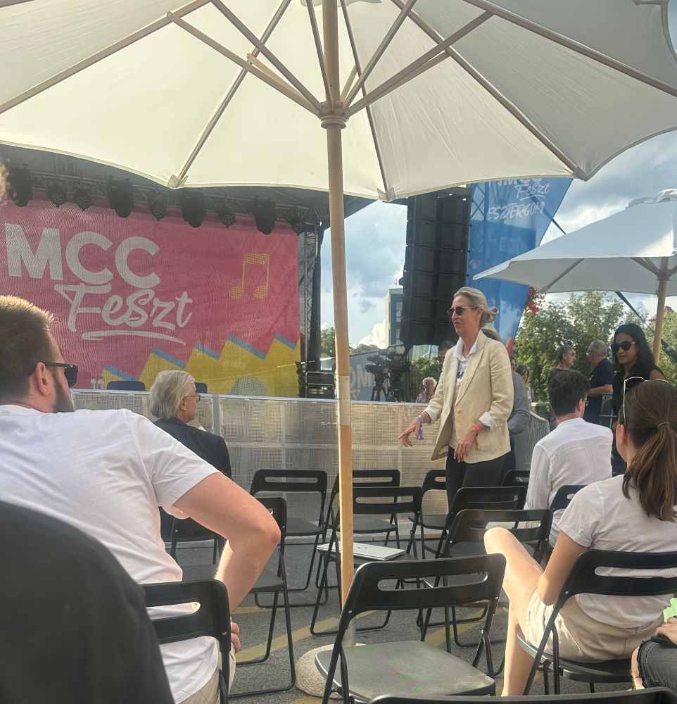Weidel auf dem Weg zum Platz in der ersten Reihe auf dem MCC Feszt