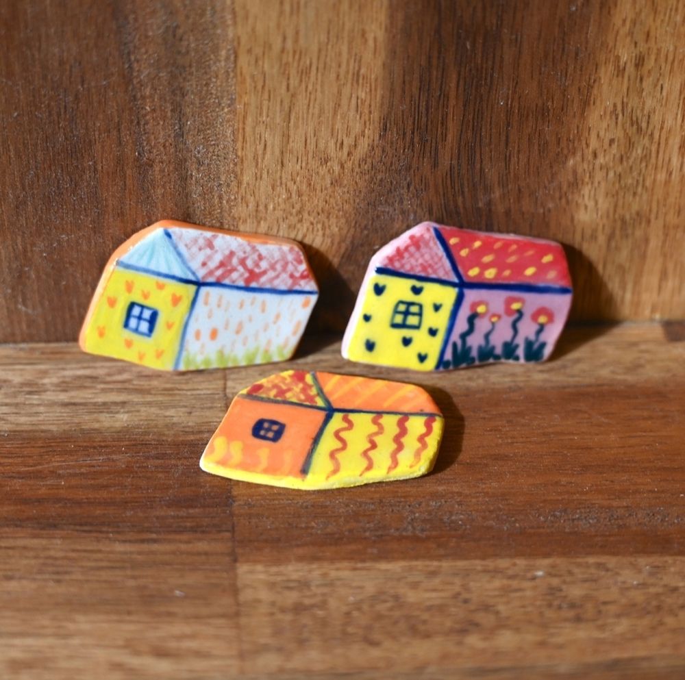 Pins maisons colorées en céramique