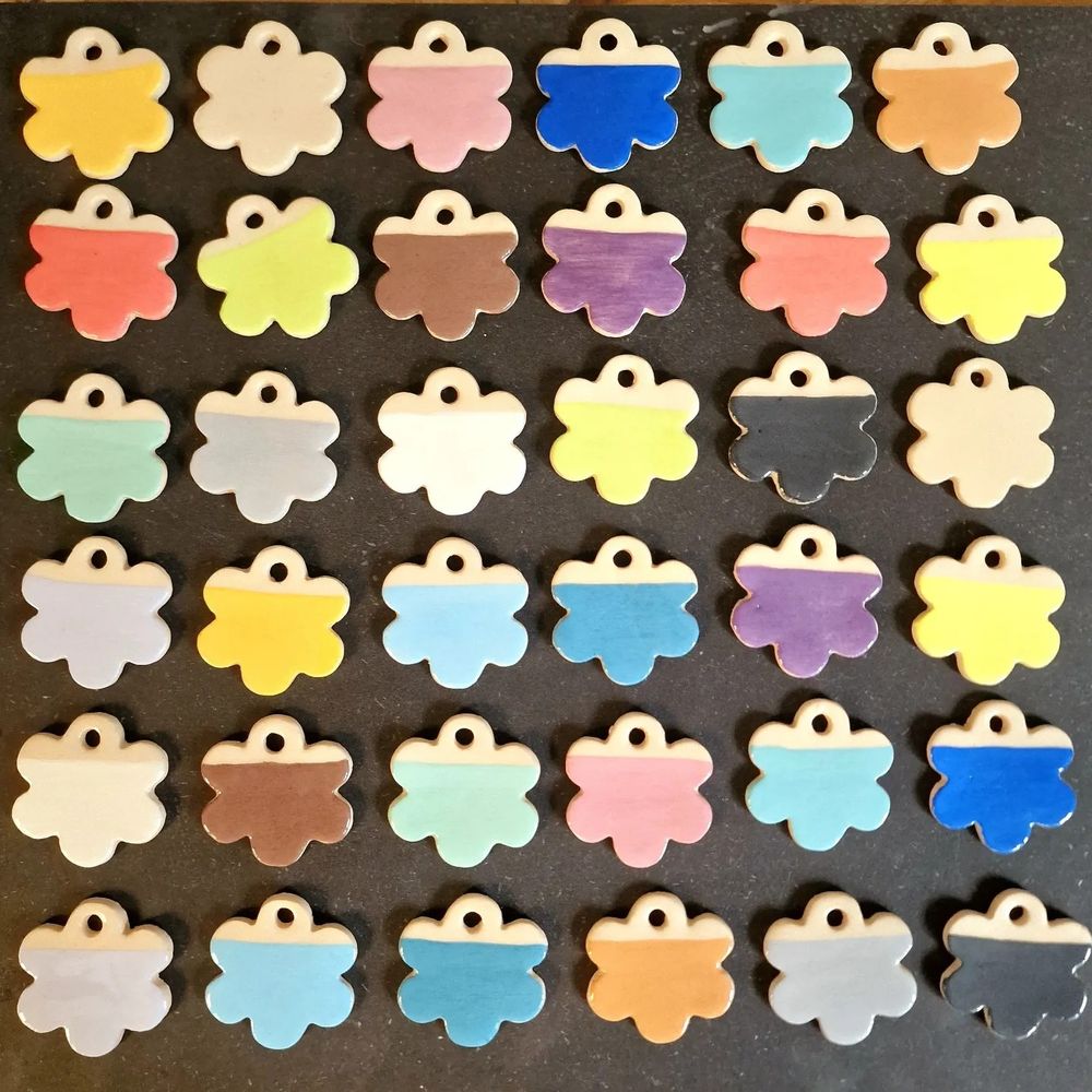 Sur fond noir, plein de tuiles de test en céramique, de toutes les couleurs