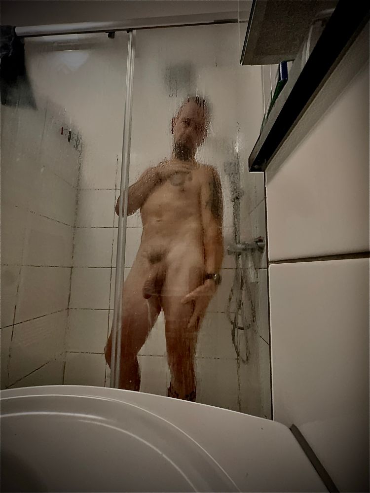 ￼