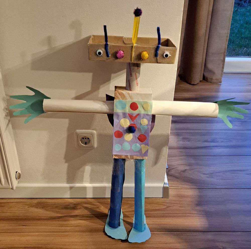 Ein gebastelter Roboter aus Kartons, Klopapierrollen und Tonpapier. 