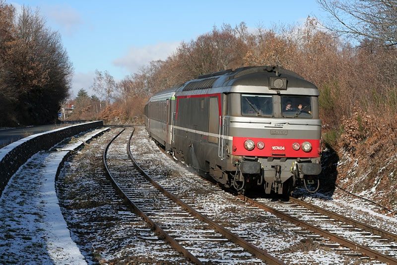 Passage du côté de Volvic en décembre 2005 d'une rame Corail assurant une liaison Bordeaux-Lyon