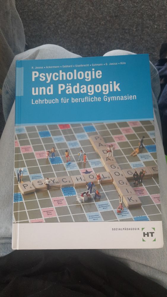 Bild: über ein Buch mit dem Title Psychologie und Pädagogig.