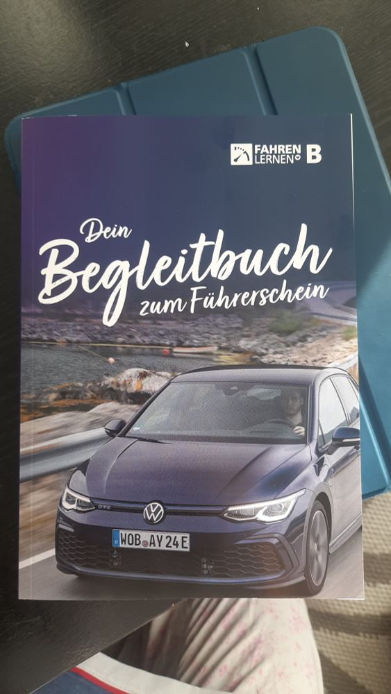 Bild eines Fahrschulbuches mit dem Titel "Dein Begleitbuch zum Führerschein"