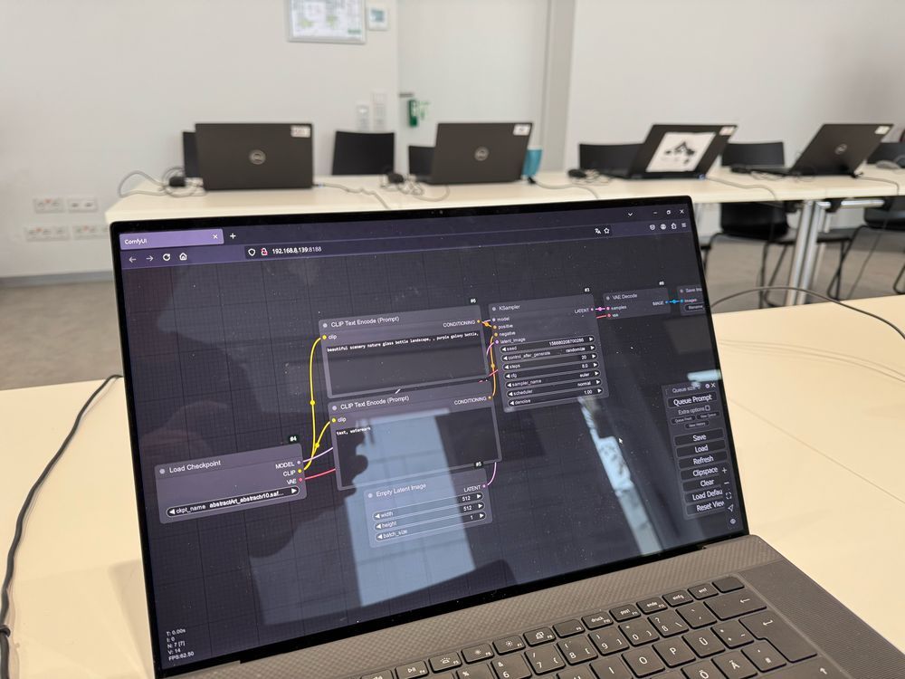 Ein Laptop zeigt eine Software für KI-Bildgenerierung (ComfyUI). Im Hintergrund sind mehrere Laptops in einem modernen Schulungsraum sichtbar.