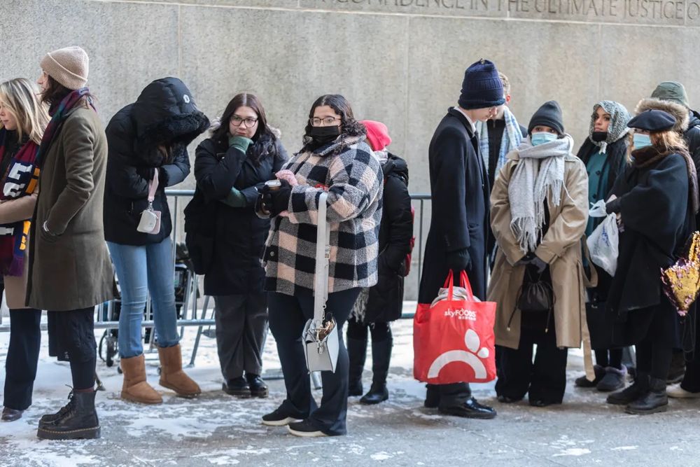 People in line outside the courthouse 