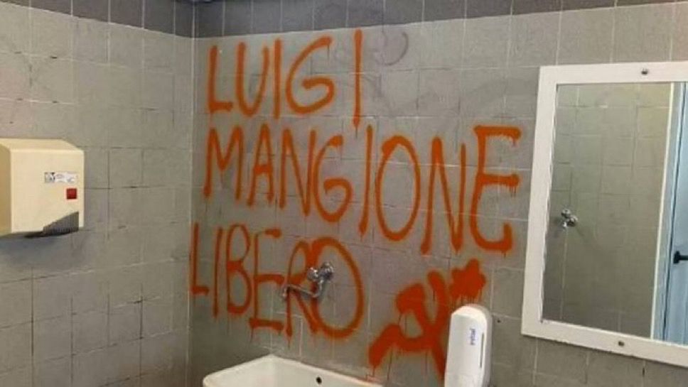 Graffiti that reads “Luigi Mangione Libero” and has a hammer and sickle 