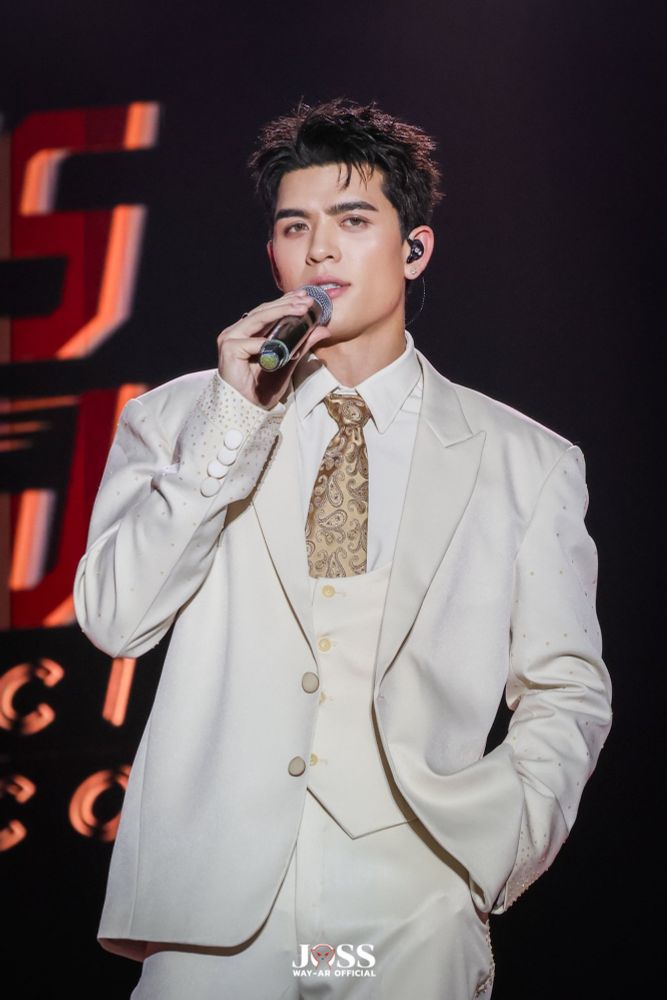 ビーズのような装飾がついているベージュがかった白系の3ピーススーツとゴールド系のネクタイが似合いすぎるJossさん。