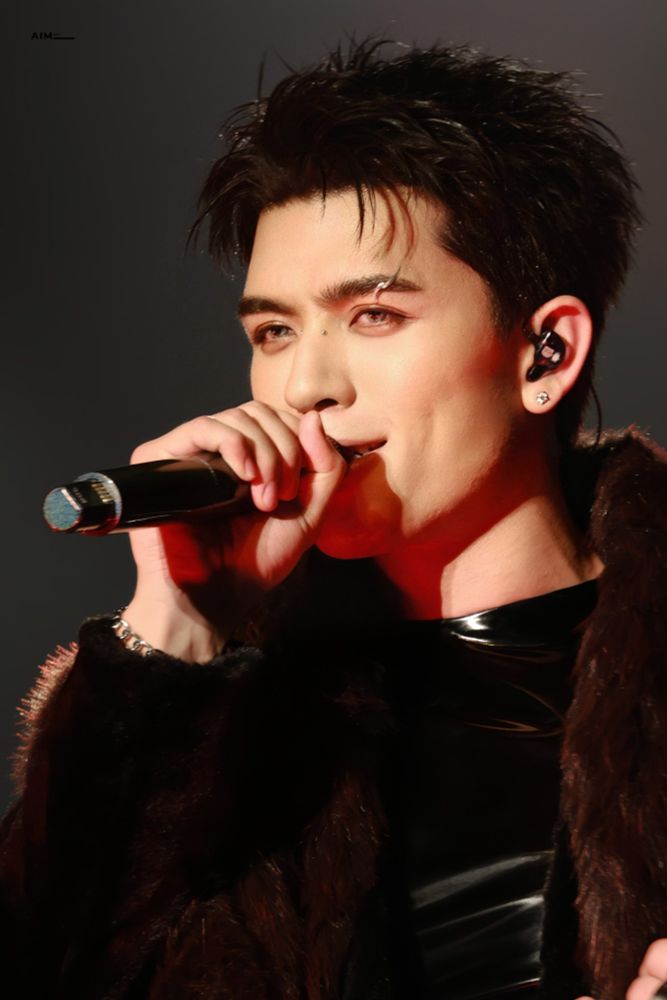 マイクを口元にあてながら笑顔を見せるJossさん。