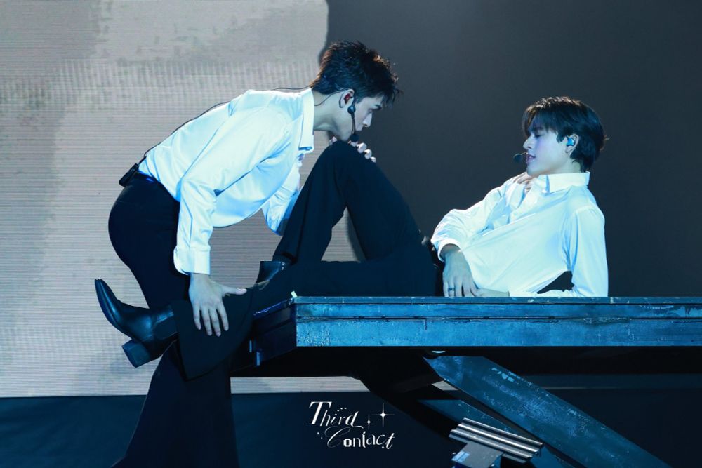 せり上がった台の上に寝転ぶGawinさんとその足元にいるJossさん。Gawinさんが「Closer」を歌っている場面。