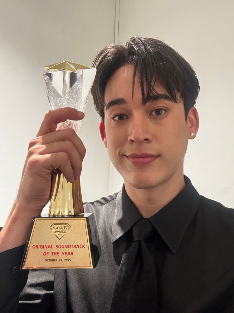GawinさんとMAYA TV AWARDS 2025で受け取ったトロフィーの画像。