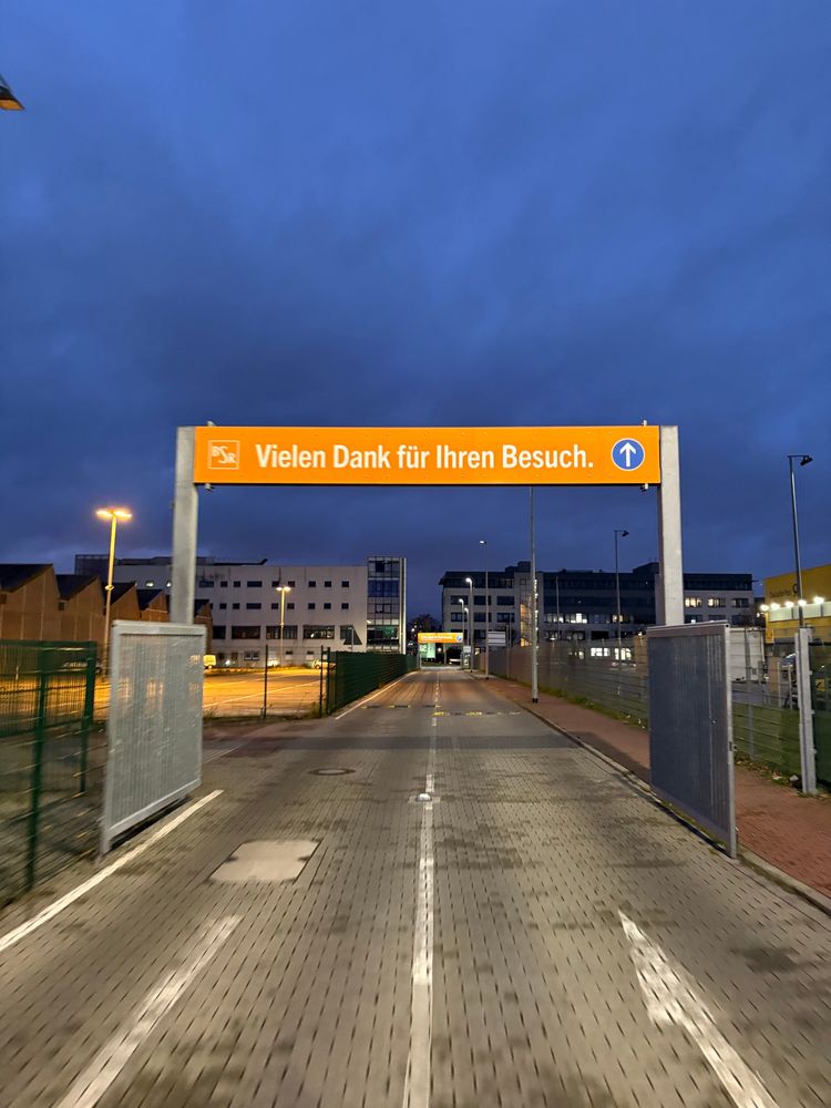 Ausfahrt des Recyclinghofs der Berliner Stadtreinigung an der Gradestraße in Berlin-Britz