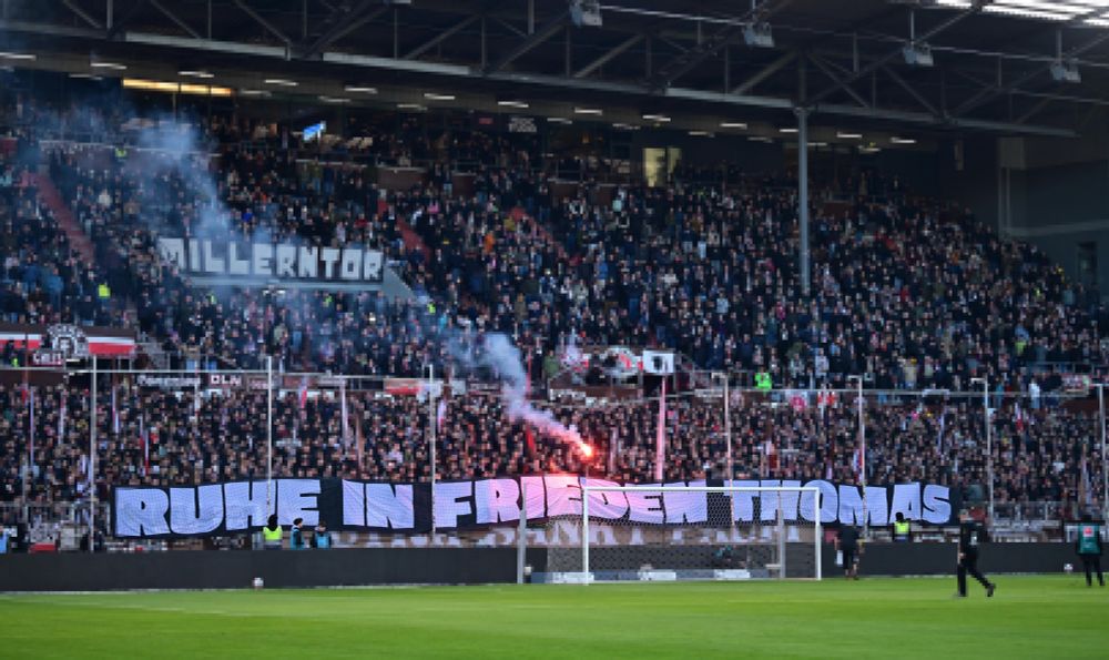 "Ruhe in Frieden Thomas" Banner in der Südkurve des FC St. Pauli