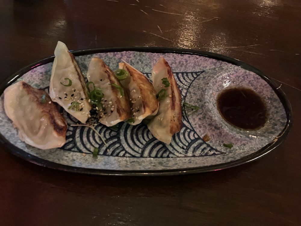 Gyoza mit Dip auf einer Platte