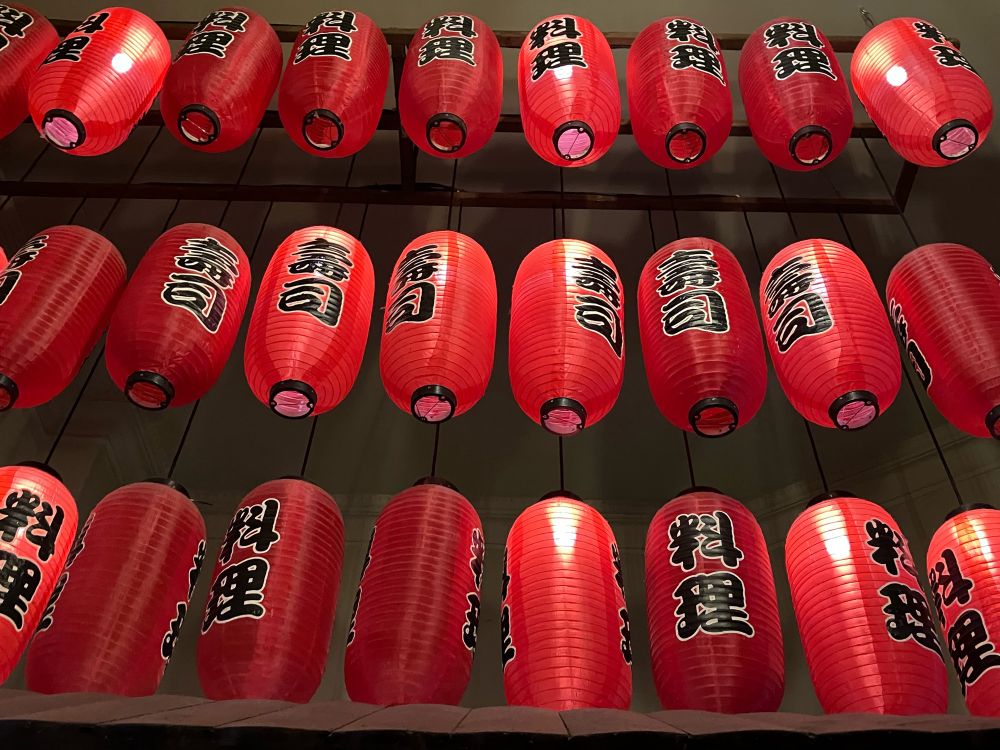 Rote Papierlampions mit japanischen Schriftzeichen