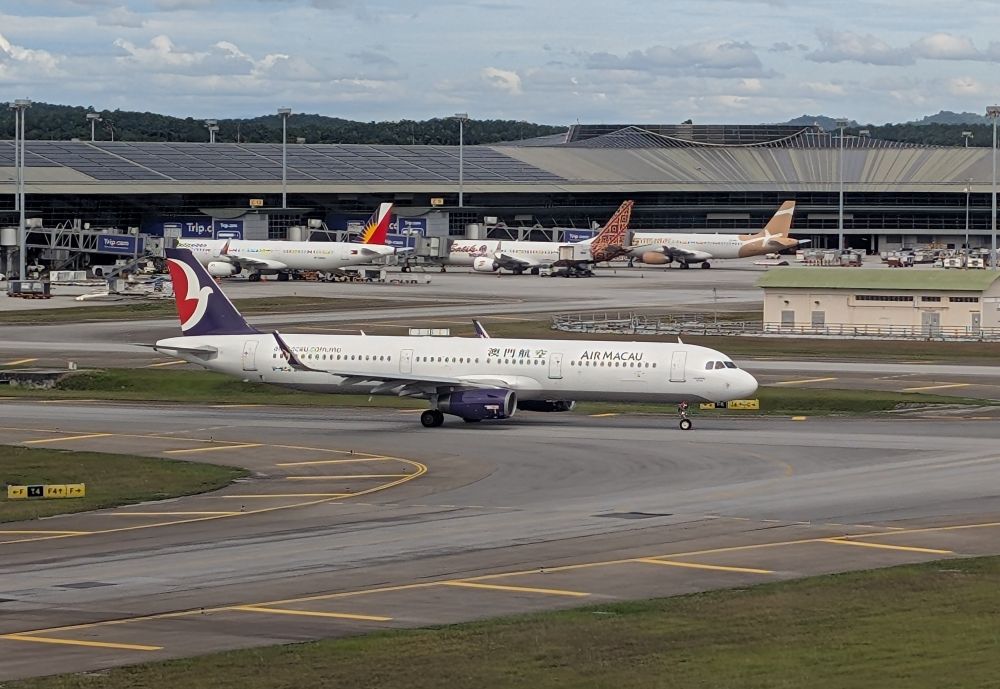 Air Macau A321 taxiing at KUL.