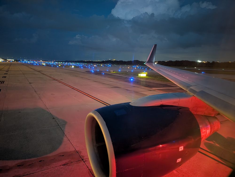 757-200 wing overlooking the Tampa ramp.