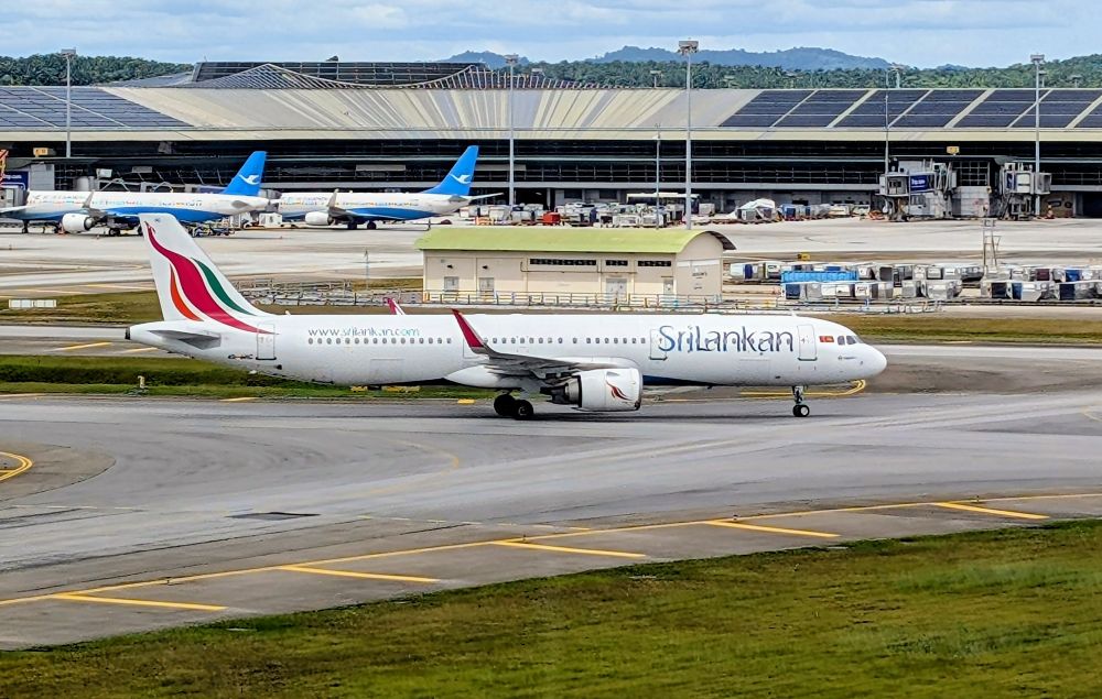 SriLankan A321 taxiing at KUL.