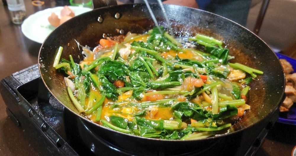 ほうれん草をにんにくと卵で炒めたやつの写真です。