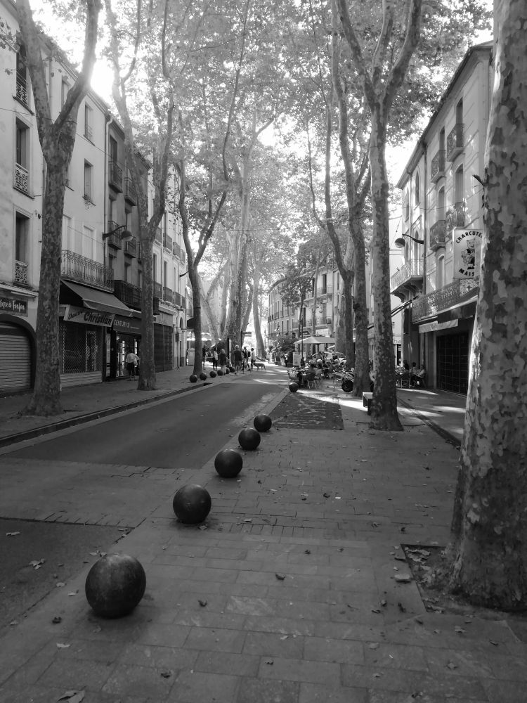 #photography #photo #streetphotography #blackandwhite #blackwhite #streetphoto 
#blackandwhitephotography #bwphotography #fotografie #foto #schwarzweiß  
#schwarzweißfotografie #europe #france #boulevard 