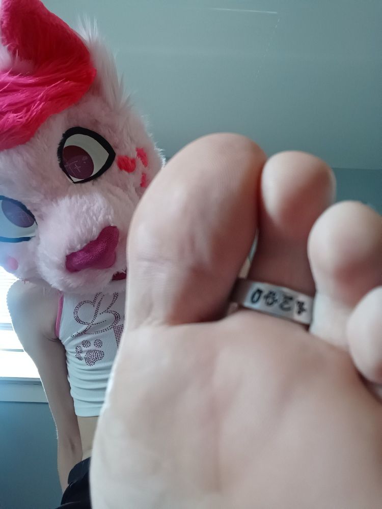 (The ring says "OBEY", by the way!~)