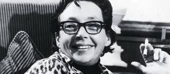 Marguerite Duras avec une cigarette, elle sourit
