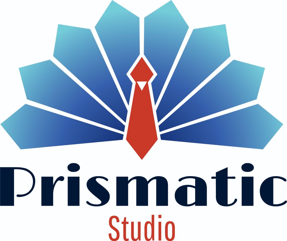 Logo Prismatic Studio : un paon faisant la roue, dessiné à partir de formes géométriques. Son corps est orange car cette couleur représente le succès tandis que la roue est bleue (stabilité) près du corps puis tire sur le turquoise (évolution) à ses extrémités.
En dessous : "Prismatic" écrit dans une typographie art deco d'in bleu proche du noir et encore en dessous "Studio" utilisant une police condensée et reprennant le même orange que le corps du paon.