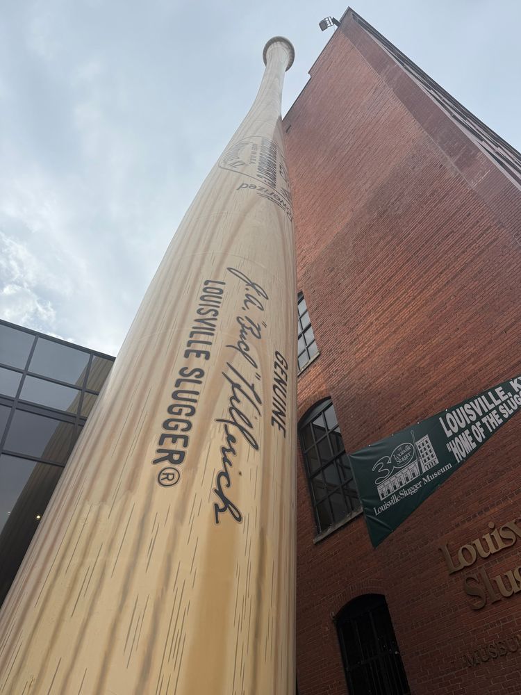 Giant bat outside the Louisville slugger factory