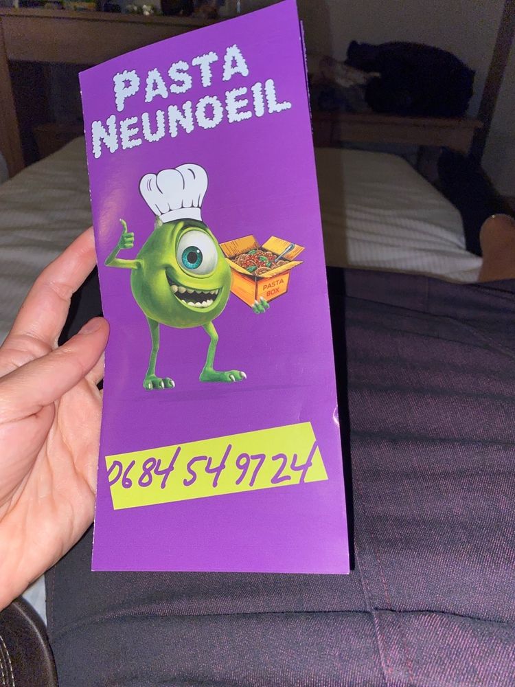 brochure violette de restaurant de pâtes qui s'appelle "Pasta Neunoeil" avec Bob Razowski dessus...
