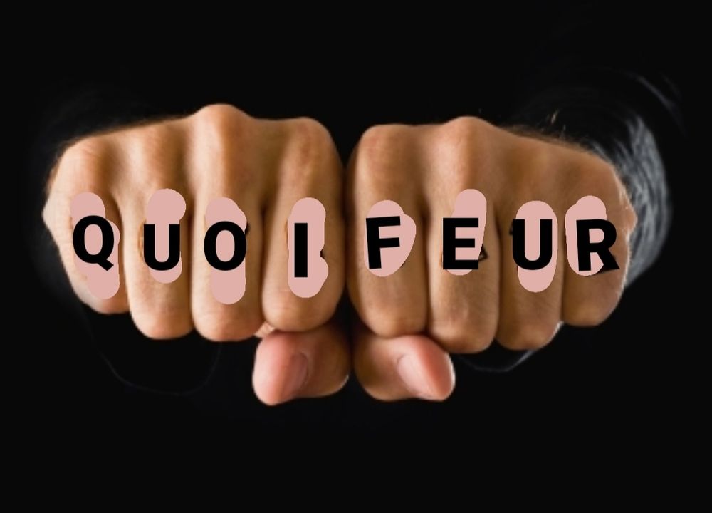 tatouage sur les doigts "quoi/feur"