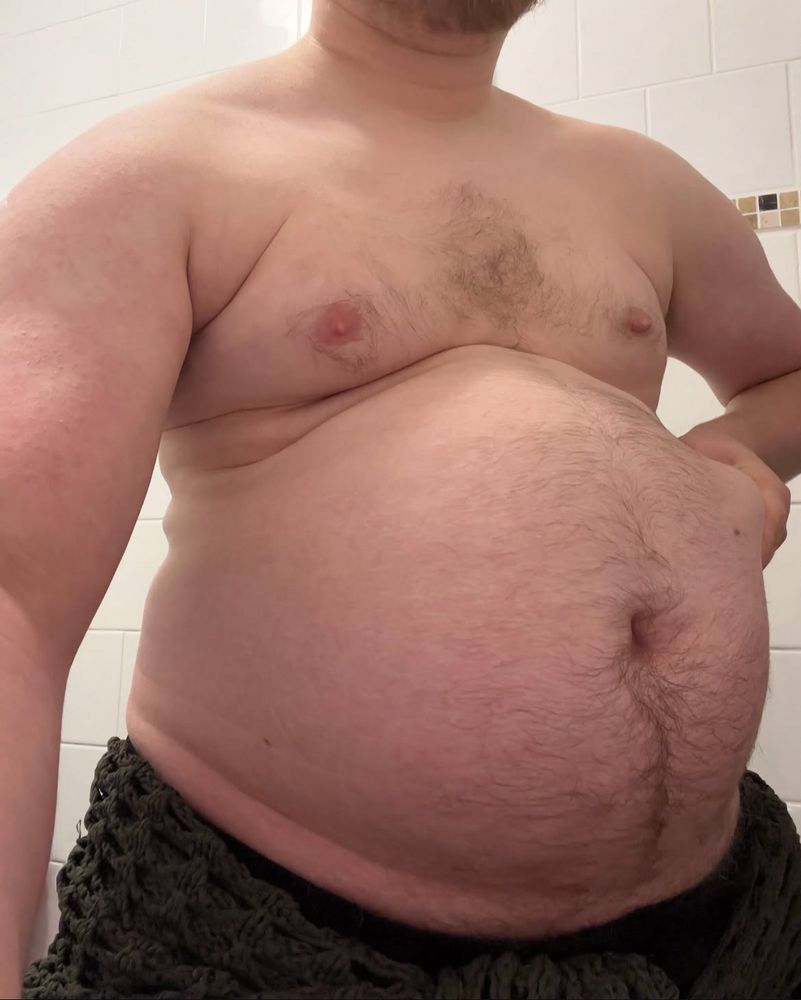 Big ol shirtless belly pic to show of gainz 