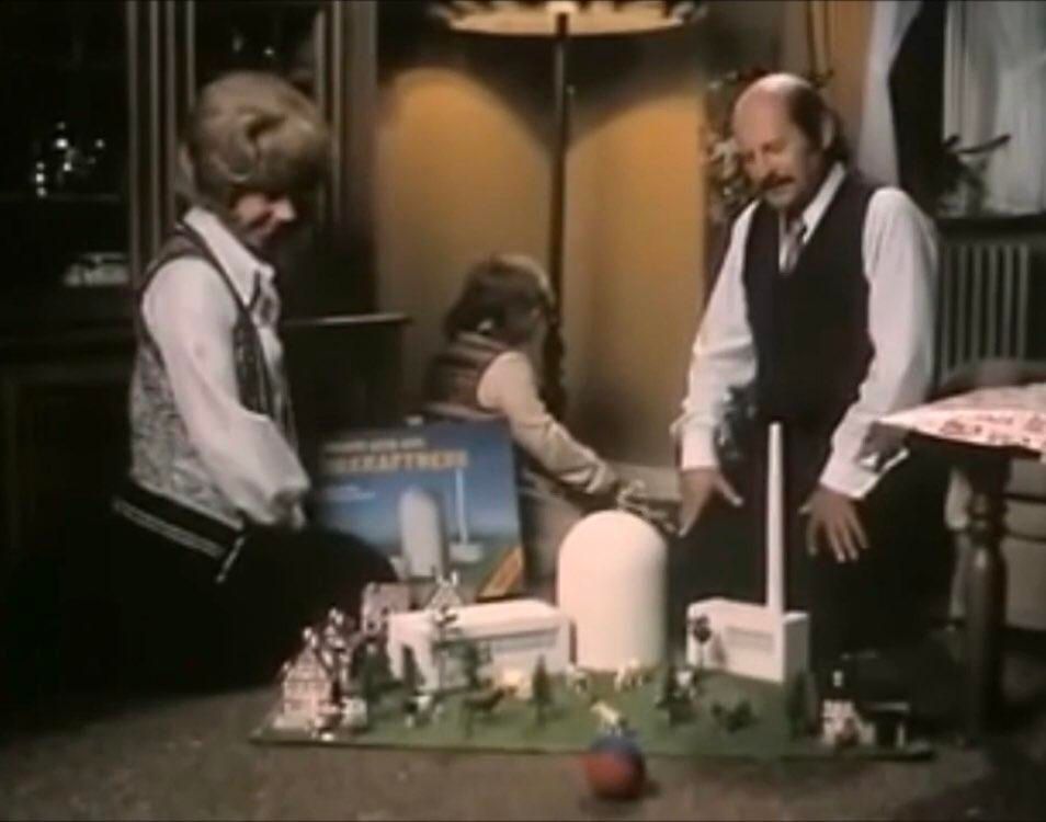 Foto: Weihnachten bei Hoppenstedts. Zu sehen das Mini-Atomkraftwerk