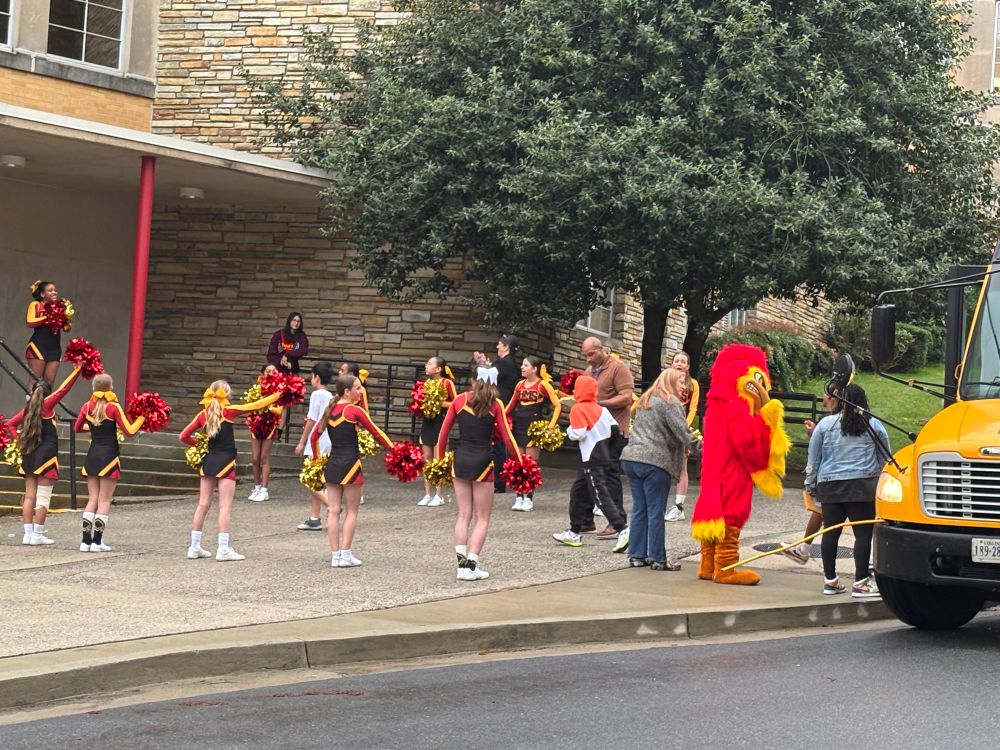Students welcoming 5th grade visitors 