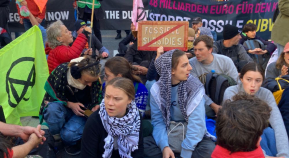 Greta Thunberg bloque le boulevard du Jardin Botanique contre les combustibles fossiles