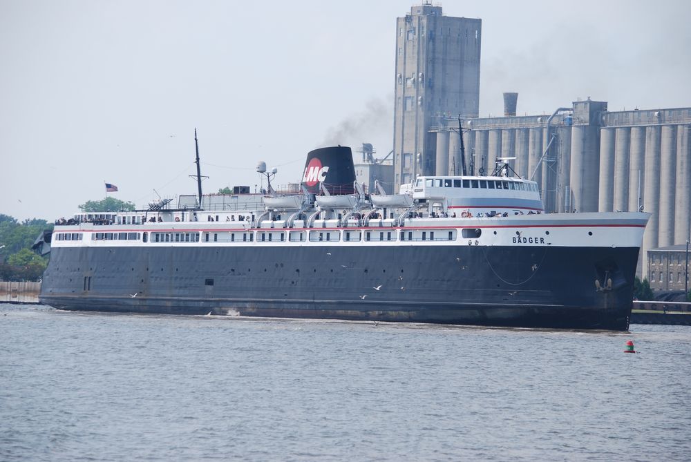 The ferry backs into the landing jetty after turning around in the harbor.
