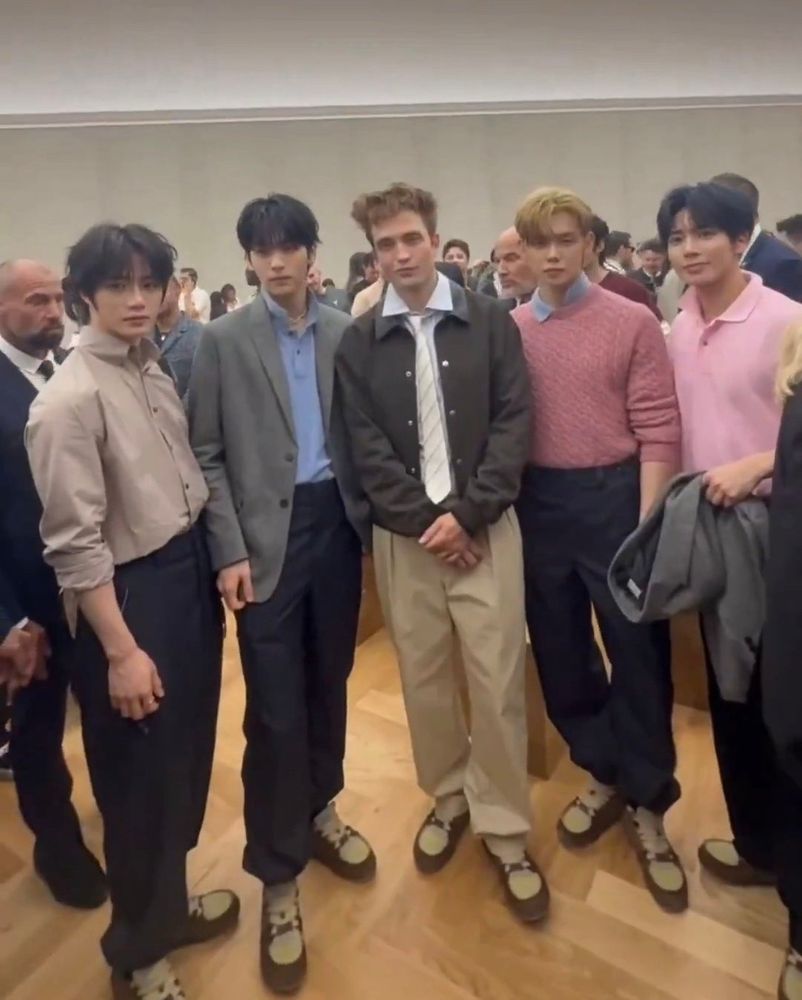 Photo of Soobin, Taehyun, Yeonjun, and Beomgyu of TXT with Robert Pattinson 