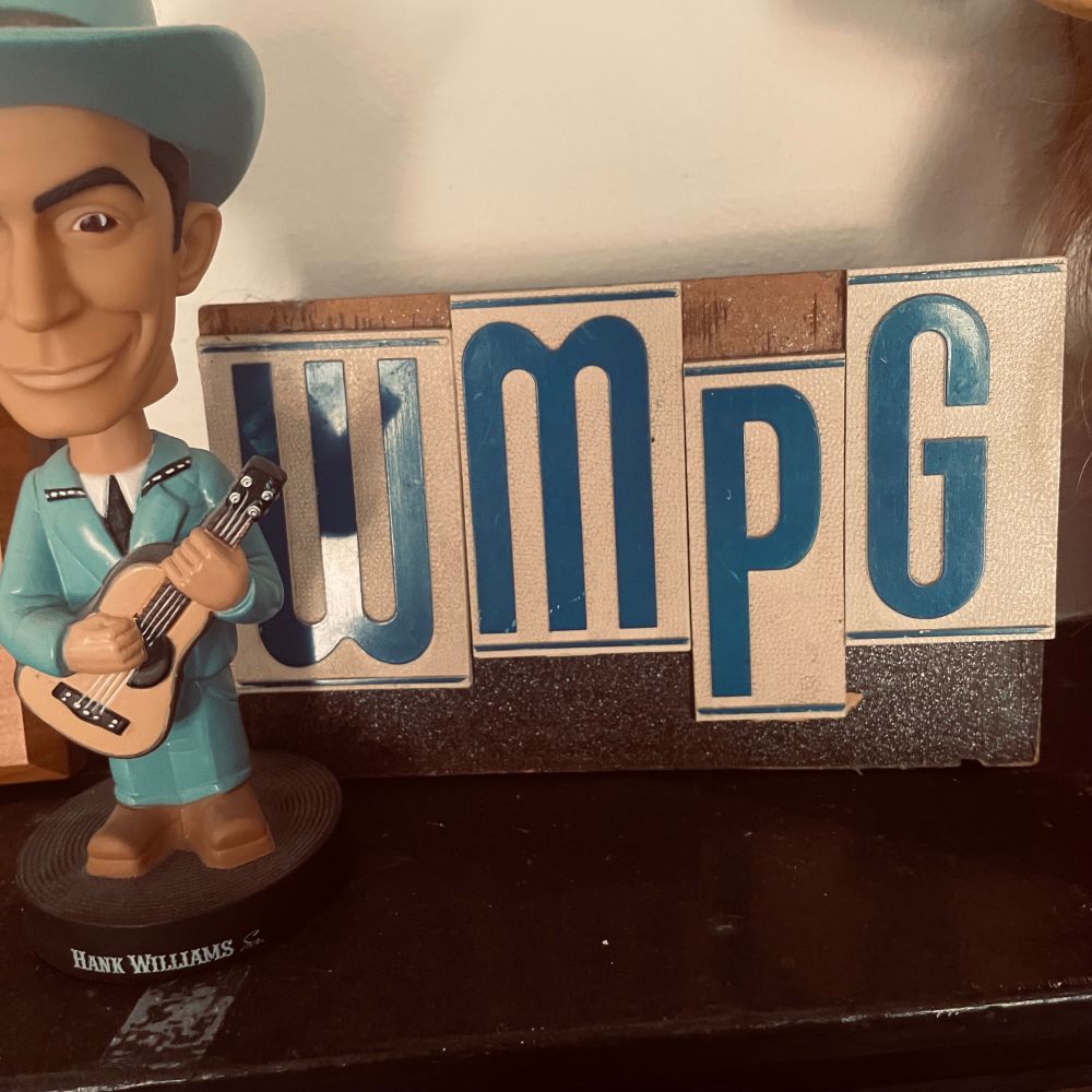 Hank Williams statue next to WMPG plaque 