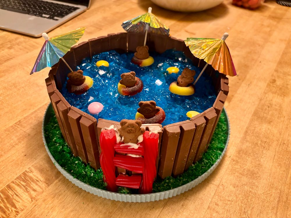 Swimming pool cake
