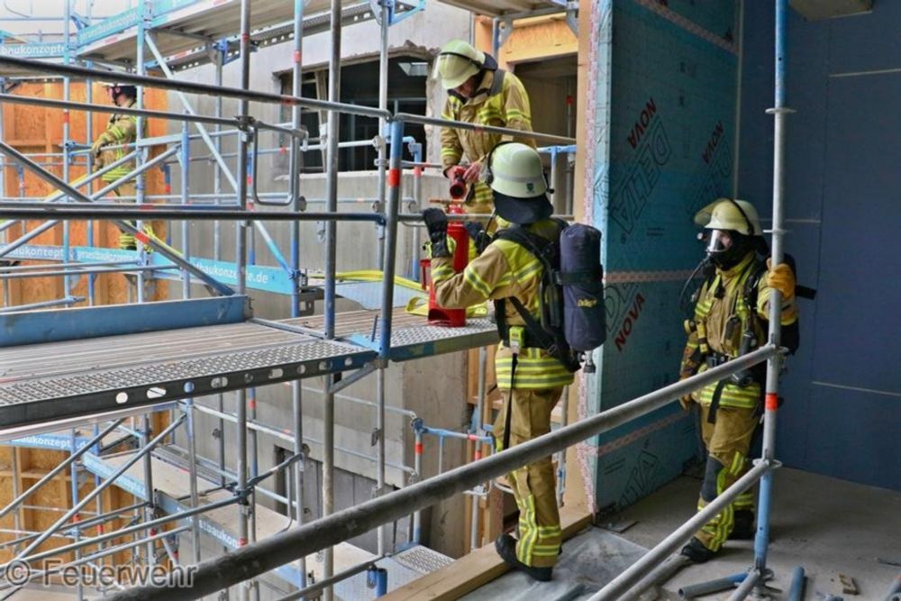 Rund 10.000 Euro Sachschaden nach Brandstiftung an Schule [ Einsatzbericht / Schwieberdingen  ]