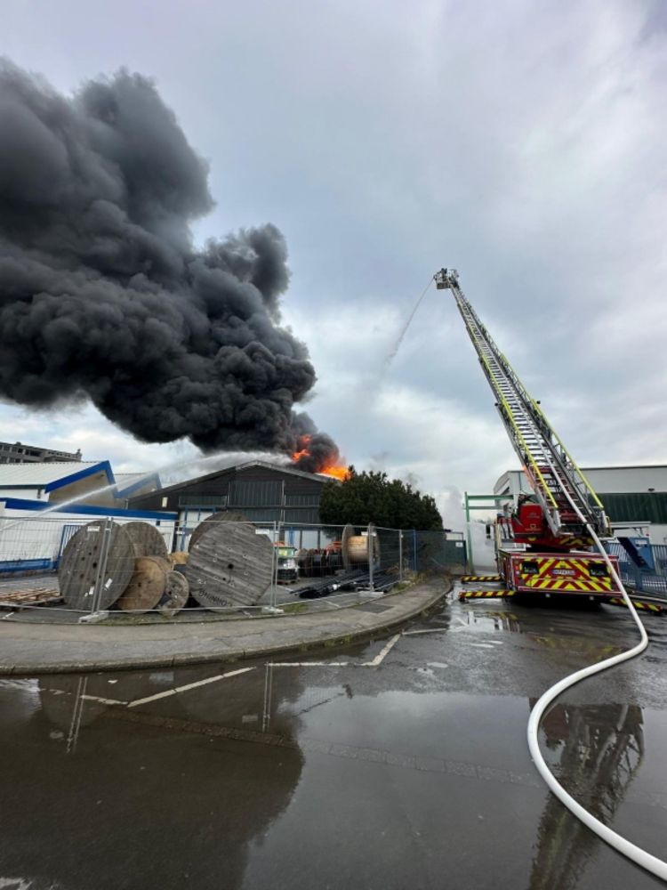 Großbrand am Sonntagmorgen - Lagerhalle steht in Vollbrand [ Einsatzbericht / Dortmund Aplerbeck ]