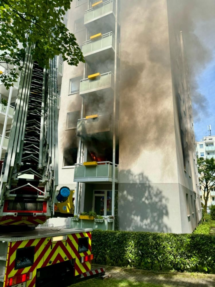 Feuer und Menschenrettung in Mehrfamilienhaus [ Einsatzbericht / Heiligenhaus  ]